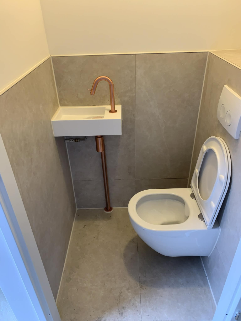 Luxe toilet met koper accenten